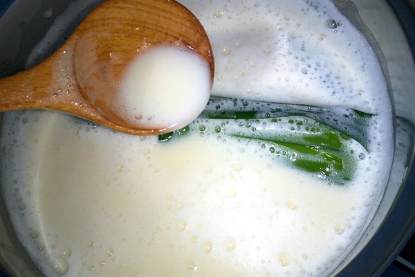 Nấu sữa đậu nành trên bếp nhỏ lửa